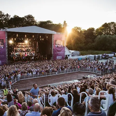 鸦巢大篷车旅店 4*