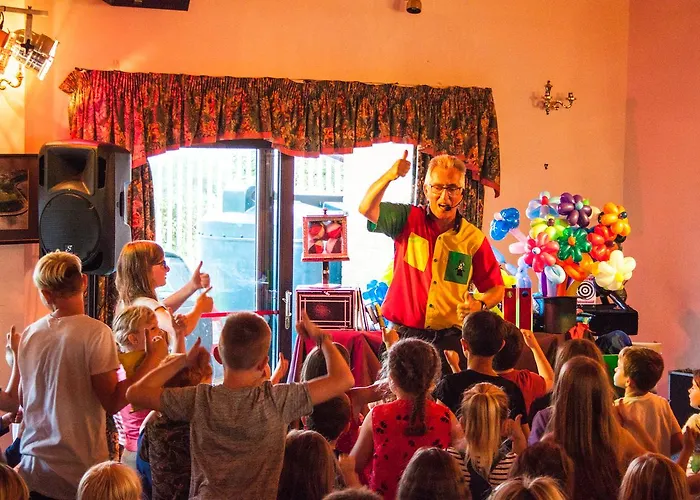 鸦巢大篷车旅店 假日公园 4*